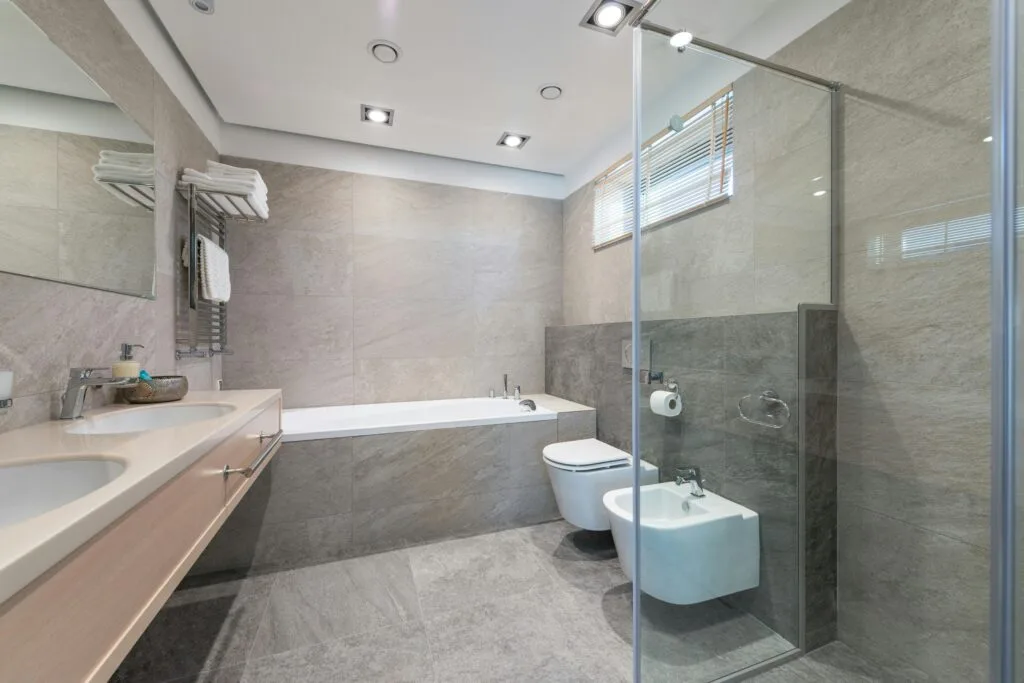 pexels-photo-7031734-7031734 MVHR in a bathroom with vents in the ceiling